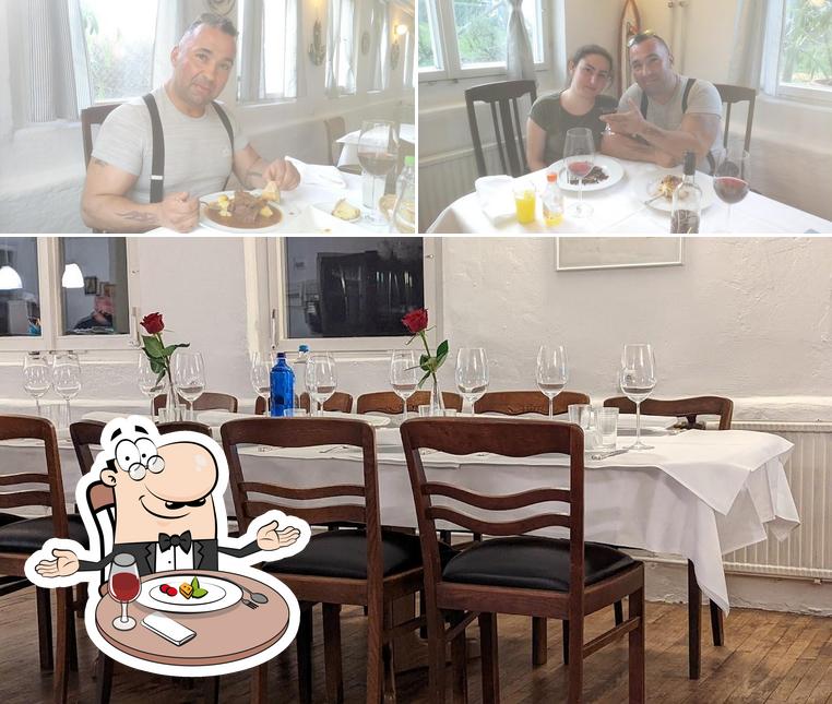 Parmi les diverses choses de la table à manger et la intérieur, une personne peut trouver sur Jiannis