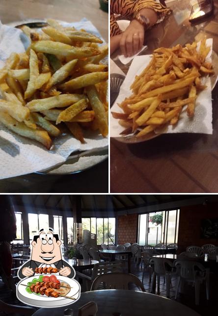 A comida e interior do restaurante
