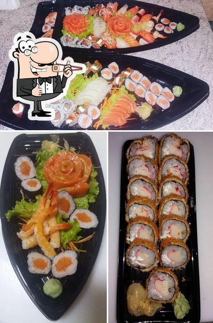 Rolos de sushi são servidos no Ray Sushi