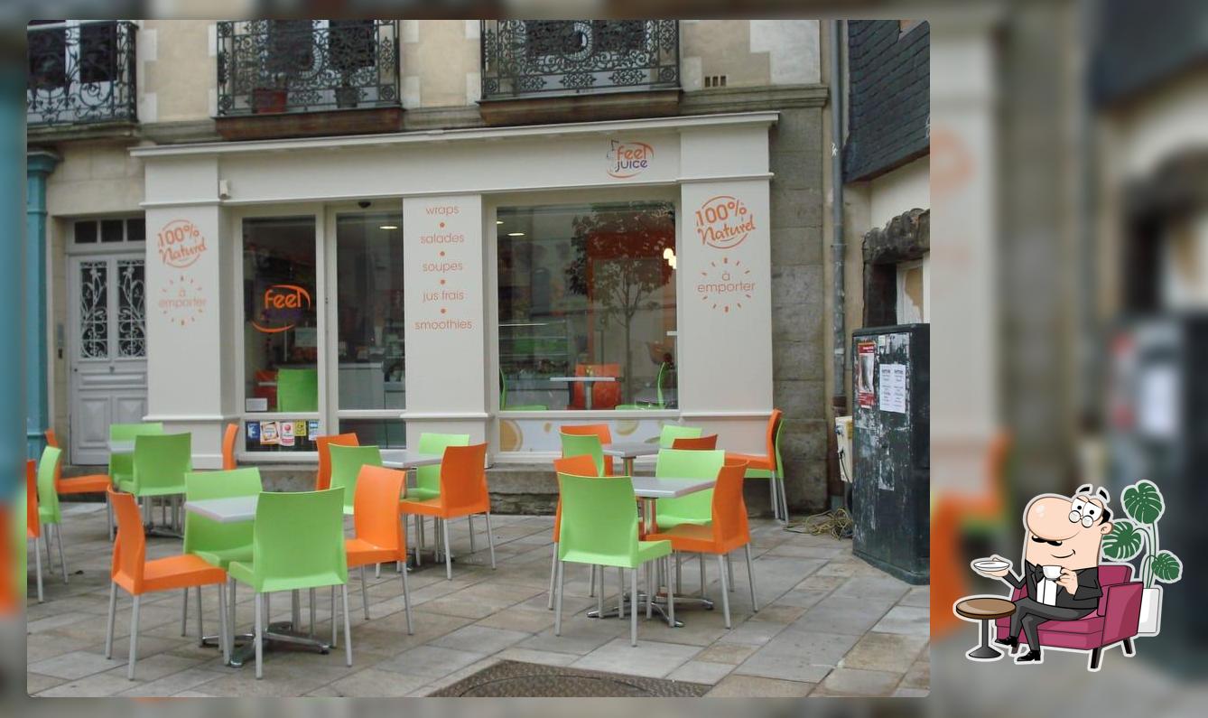 Installez-vous à l'une des tables de Feel Juice