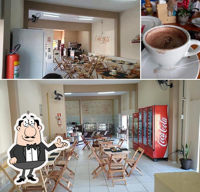 Confira a imagem mostrando interior e bebida no Padaria Café com Leite