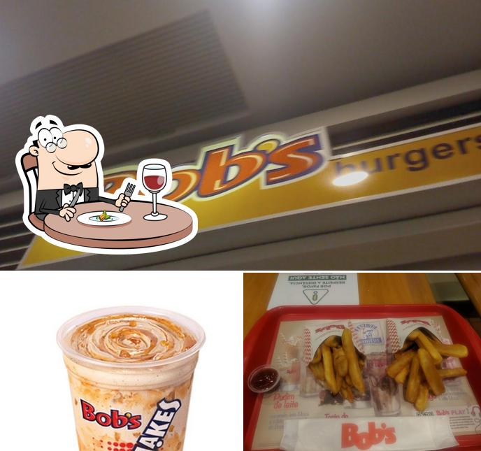 Entre diferentes coisas, comida e exterior podem ser encontrados no Bob S