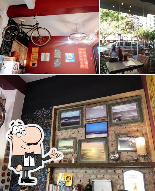 Sente em uma das mesas no Gibson Café Bistrô
