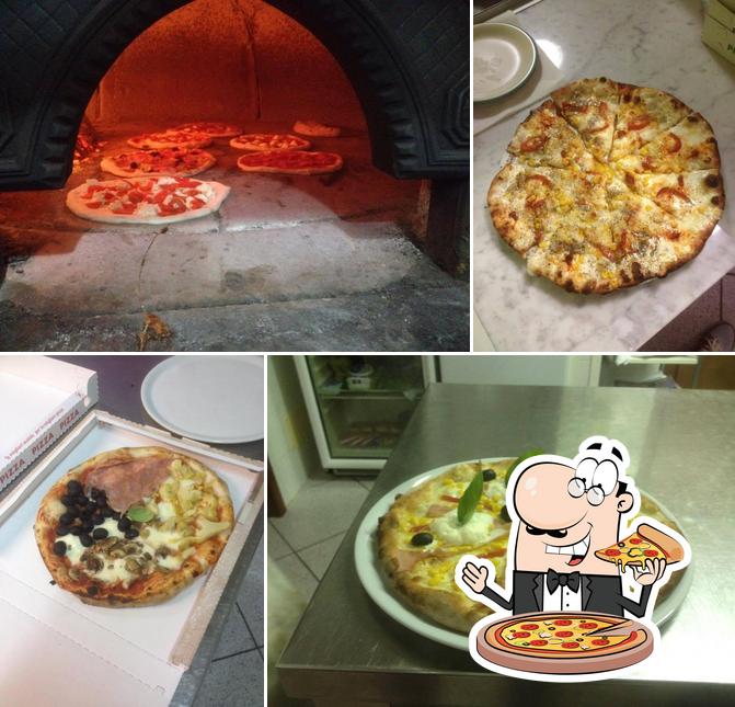 Order pizza at Dalla Padella alla Brace