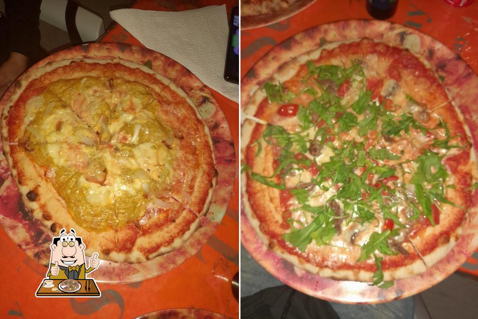 Prova una pizza a Pizzeria Mezzaluna Di Nurchis Bruno