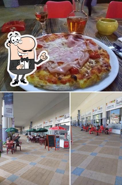 Parmi les différentes choses de la intérieur et la pizza, une personne peut trouver sur La trattoria