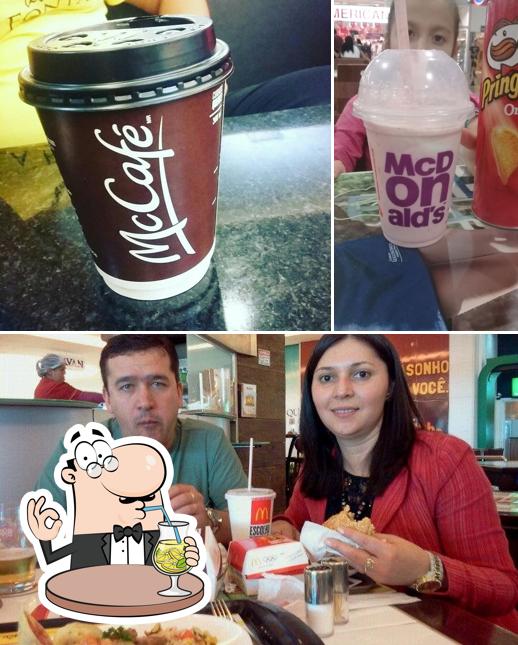 Esta é a foto apresentando bebida e interior no McDonald's