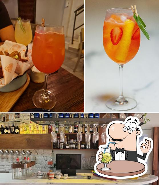 Confira a foto ilustrando bebida e interior no Proa Cozinha Bar