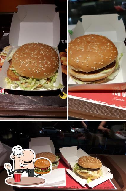 Ordina un hamburger a McDonald’s