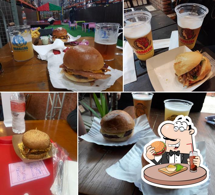 Experimente um hambúrguer no Cervejaria Madalena
