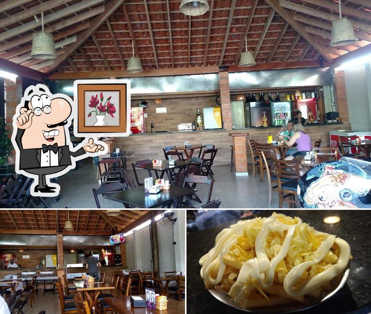 A imagem da interior e comida no Chopperia Empório Mineiro