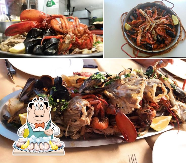 La Proa de Sant antoni de calonge provides a selection of seafood items