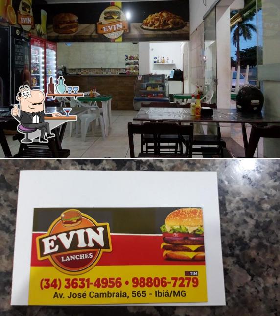 O interior do EVIN LANCHES