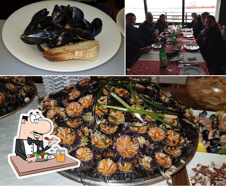 La immagine della cibo e tavolo da pranzo di Ristorante Marechiaro