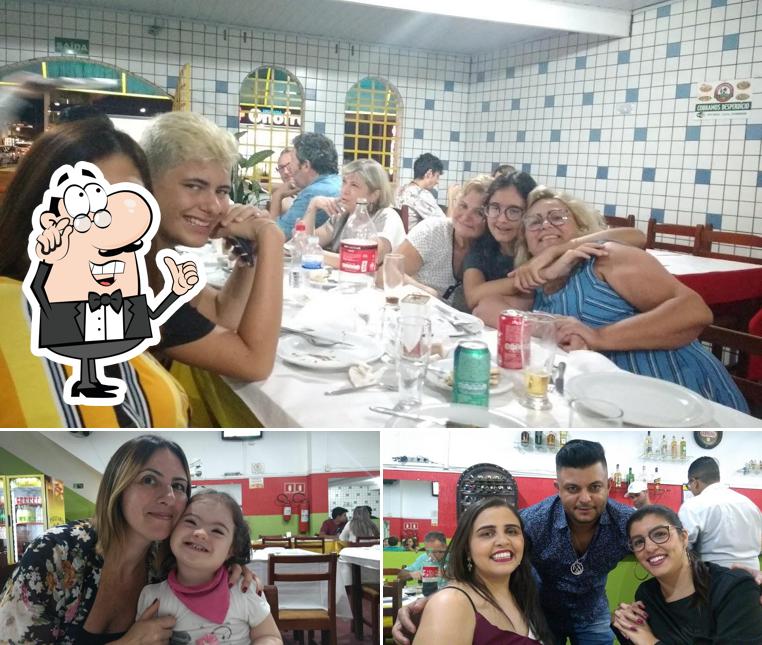 Sente em uma das mesas no Pizzaria La Family