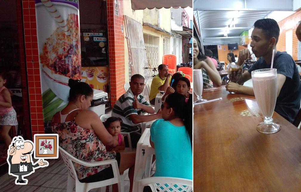Sente em uma das mesas no Center Lanches