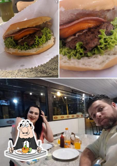 Еда и столики в Burguer Mania