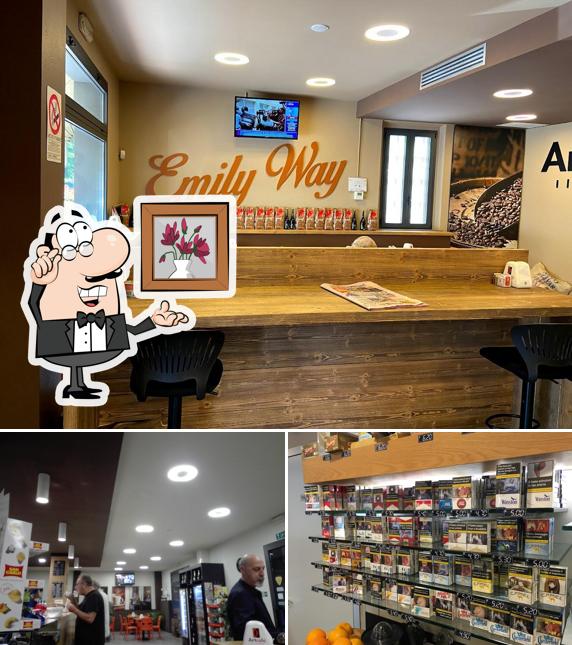 Dai un'occhiata agli interni di Emily Way Bar