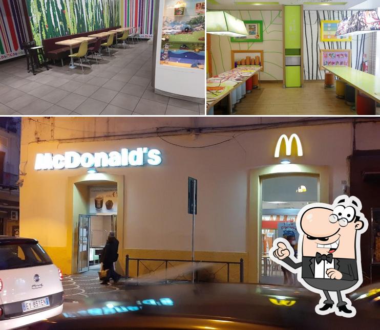 Dai un'occhiata agli interni di McDonald's Pompei Via Roma