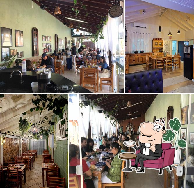 Sente em uma das mesas no Berilo's Gastro Pub Café - Restaurante e Café Colonial em Bauru
