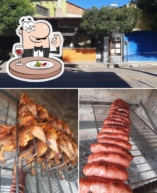 O Assim Assado Galeteria & Grill se destaca pelo comida e exterior
