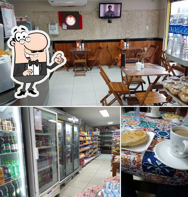Sente em uma das mesas no Padaria Mr. Pão