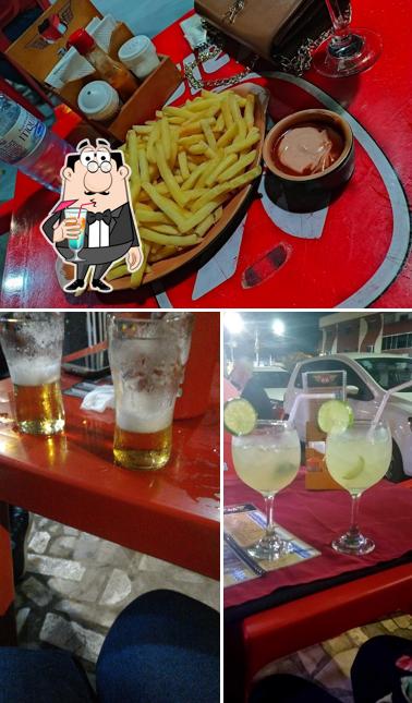 A foto da bebida e comida no ROTA 66 Bar