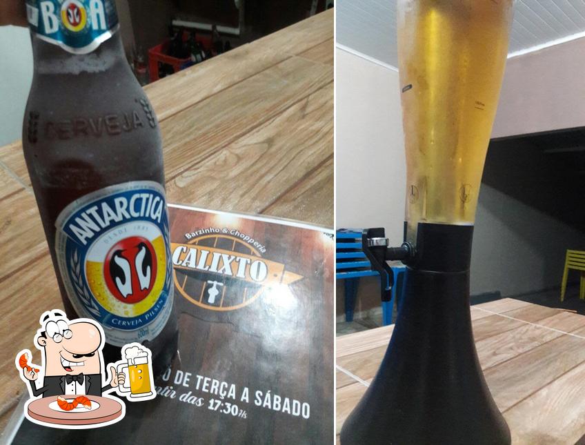 Desfute uma tulipa de cerveja leve ou escura