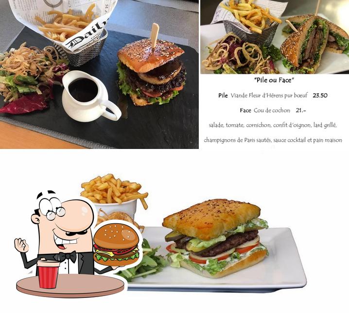 Commandez un hamburger à Café restaurant l'Agora