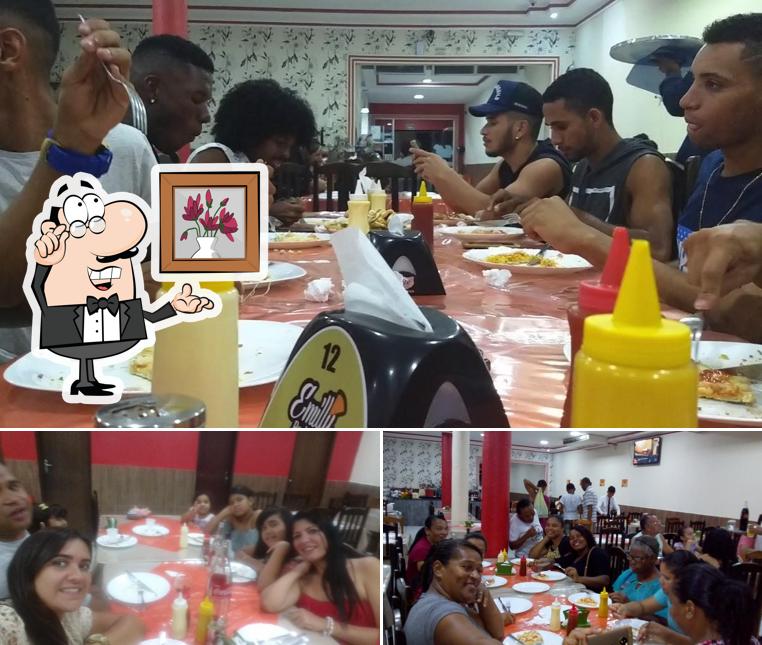 Sente em uma das mesas no Emilly Pizzaria e Churrascaria