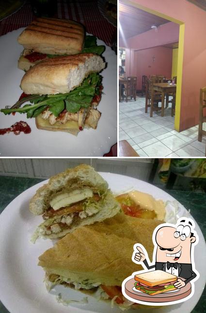Coma um sanduíche no Burger Farm