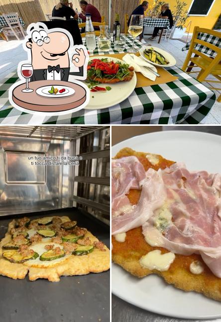 La cibo e tavolo da pranzo del ristorante