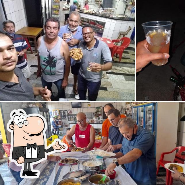 Sente em uma das mesas no Bar Do Lula