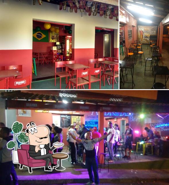 Sente em uma das mesas no Andrade’s Beer