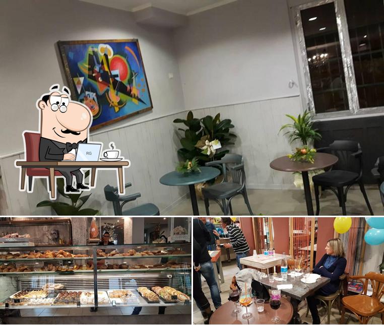 Siediti a un tavolo di Bar in piazza