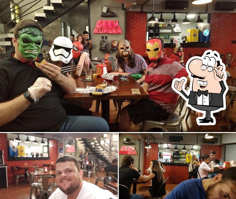 O interior do Geek Burger