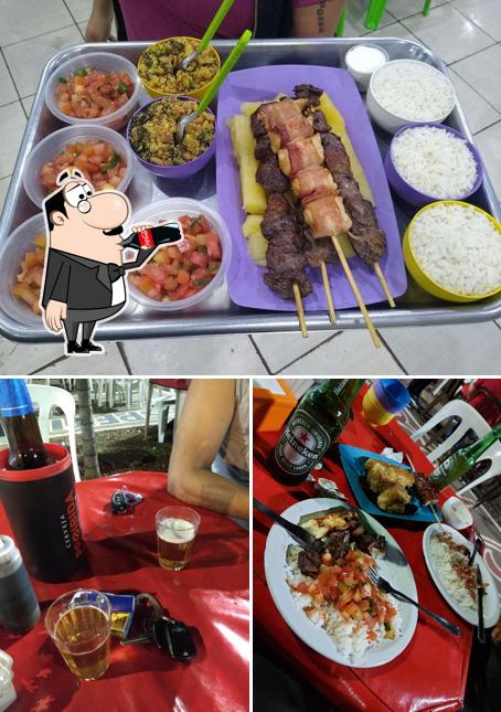 Entre diferentes coisas, bebida e eu no podem ser encontrados no Espetinho da Mãe Campo Grande MS