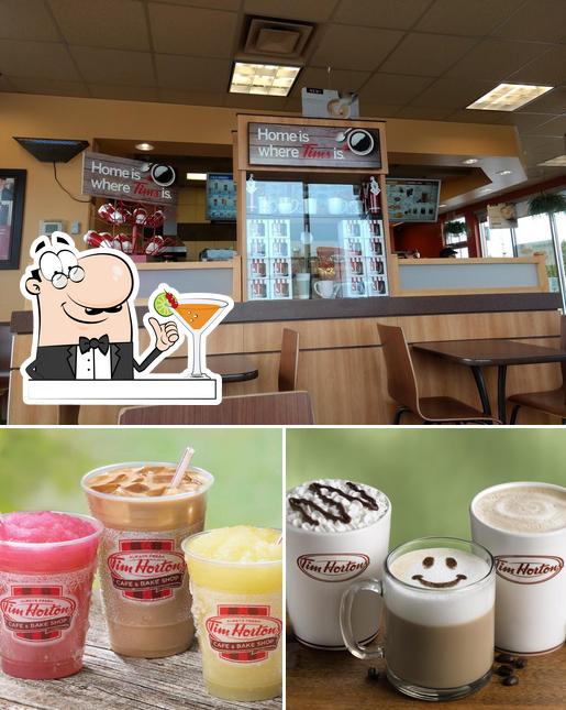 Vérifiez la photo indiquant la boire et intérieur concernant Tim Hortons