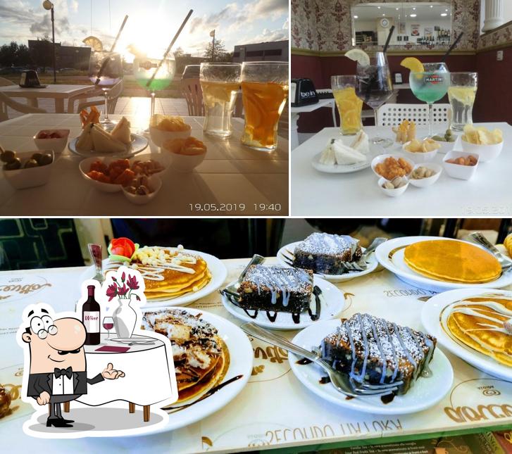 Questa è la foto che presenta la tavolo da pranzo e cibo di Bar Mozart