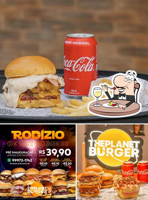 Esta é a ilustração apresentando comida e bebida no The Planet Burger VR