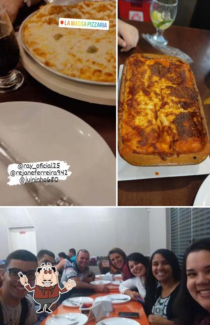 Entre diversos coisas, comida e interior podem ser encontrados a La Massa Pizzaria