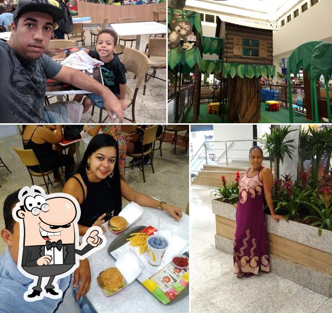 Entre diferentes coisas, interior e exterior podem ser encontrados no McDonald's