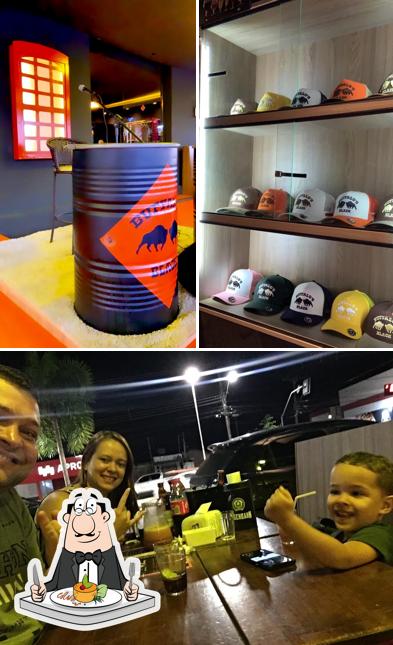 Confira a foto apresentando comida e balcão de bar no Buffalos Black Bar e Restaurante Trindade