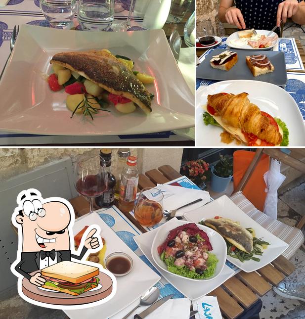 Mangez un sandwich à LAJK restaurant Dubrovnik