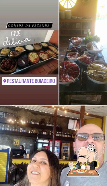 Esta é a imagem mostrando comida e balcão de bar no Restaurante Boiadeiro