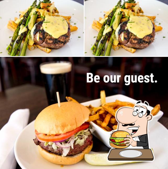 Закажите гамбургеры в "Jackson Bar + Eatery"