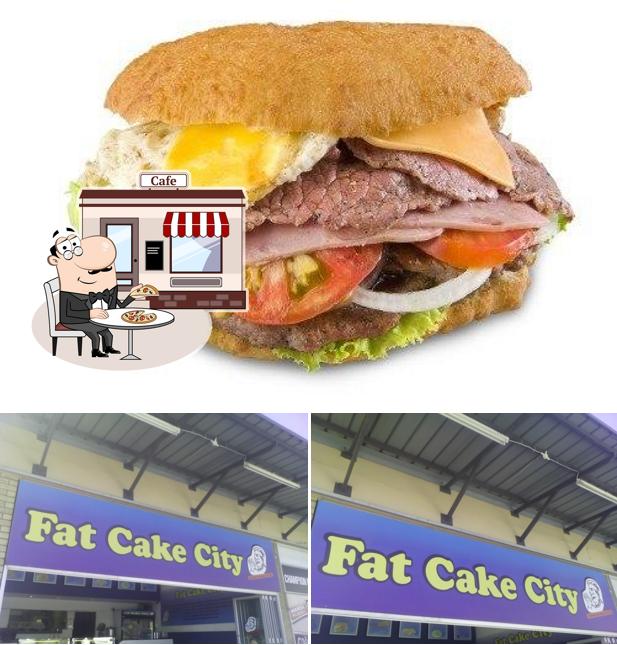 Entre la variedad de cosas que hay en Fat Cake City también tienes exterior y los ciudadanos