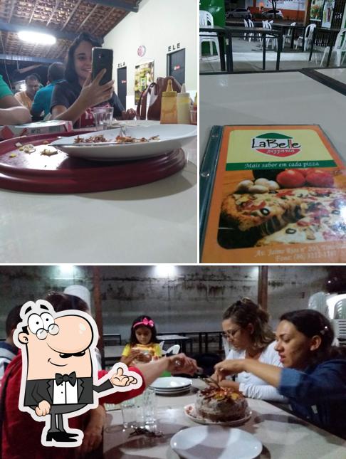 Sente em uma das mesas no La Belle Pizzaria