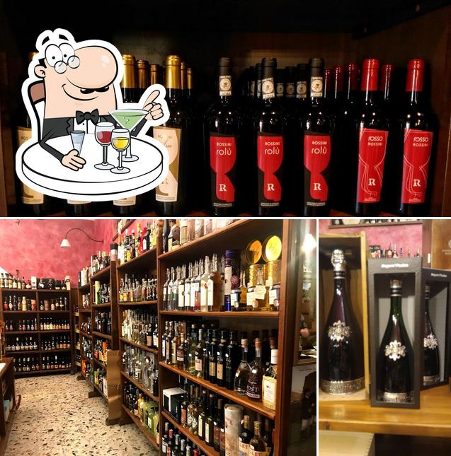 Enoteca Paoli di Elia Fois serve alcolici