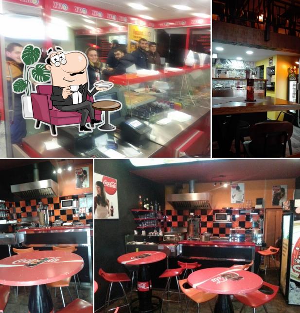 Siediti a un tavolo di Fast Food Mrak